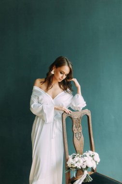 Düğün, Gelin Avrupa tarzı sabah kavramsal. Kadının küçük özel odası elbise ve bir buket çiçek, iç Studio ücretleri.