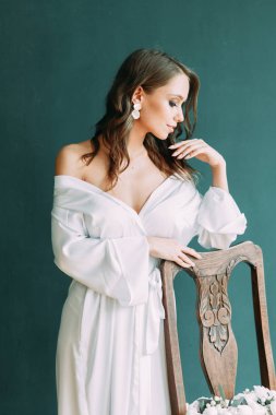 Düğün, Gelin Avrupa tarzı sabah kavramsal. Kadının küçük özel odası elbise ve bir buket çiçek, iç Studio ücretleri.