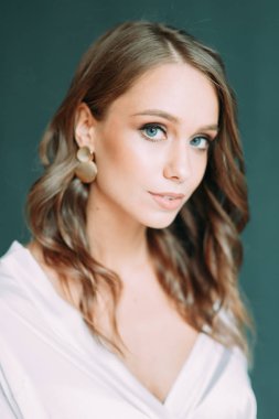 Düğün, Gelin Avrupa tarzı sabah kavramsal. Kadının küçük özel odası elbise ve bir buket çiçek, iç Studio ücretleri.