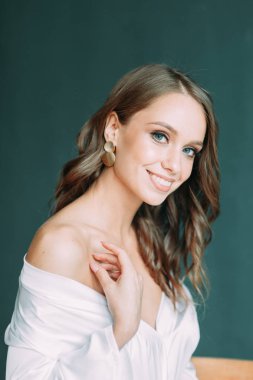 Düğün, Gelin Avrupa tarzı sabah kavramsal. Kadının küçük özel odası elbise ve bir buket çiçek, iç Studio ücretleri.