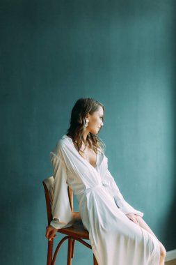 Düğün, Gelin Avrupa tarzı sabah kavramsal. Kadının küçük özel odası elbise ve bir buket çiçek, iç Studio ücretleri.