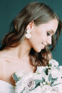 Düğün, Gelin Avrupa tarzı sabah kavramsal. Kadının küçük özel odası elbise ve bir buket çiçek, iç Studio ücretleri.