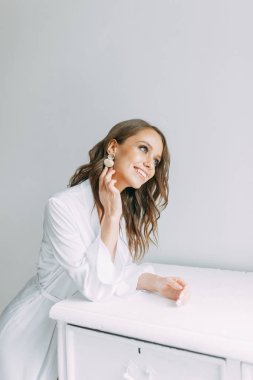 Düğün, Gelin Avrupa tarzı sabah kavramsal. Kadının küçük özel odası elbise ve bir buket çiçek, iç Studio ücretleri. Gelin için beyaz minimalizm