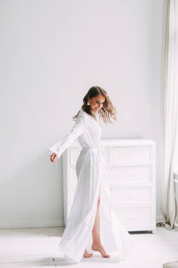 Düğün, Gelin Avrupa tarzı sabah kavramsal. Kadının küçük özel odası elbise ve bir buket çiçek, iç Studio ücretleri. Gelin için beyaz minimalizm