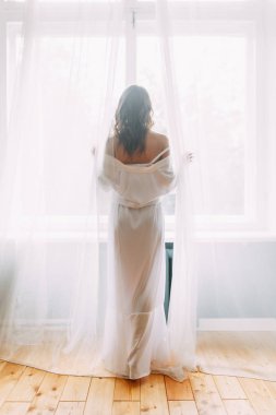 Düğün, Gelin Avrupa tarzı sabah kavramsal. Kadının küçük özel odası elbise ve bir buket çiçek, iç Studio ücretleri. Gelin için beyaz minimalizm