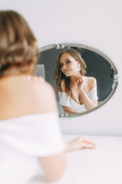 Bir kavram evlilik, çağdaş Avrupa gelin. Buket çiçek, iç Studio ücretleri. Minimalist bir düğün, beyaz renk için fikirler