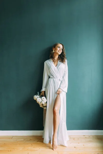 Casamento Conceitual Manhã Noiva Estilo Europeu Vestido Boudoir Buquê Flores — Fotografia de Stock