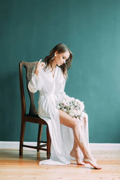 Концептуальная Свадьба Утро Невесты Европейском Стиле Будуар Платье Букет Цветов — стоковое фото