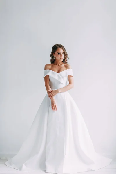 Bir kavram evlilik, çağdaş Avrupa gelin. Buket çiçek, iç Studio ücretleri. Minimalist bir düğün, beyaz renk için fikirler