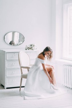 Bir kavram evlilik, çağdaş Avrupa gelin. Buket çiçek, iç Studio ücretleri. Minimalist bir düğün, beyaz renk için fikirler