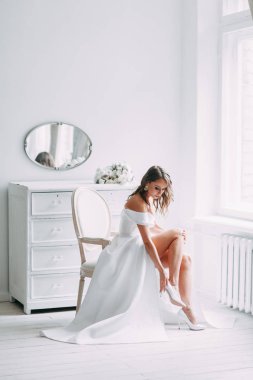 Bir kavram evlilik, çağdaş Avrupa gelin. Buket çiçek, iç Studio ücretleri. Minimalist bir düğün, beyaz renk için fikirler