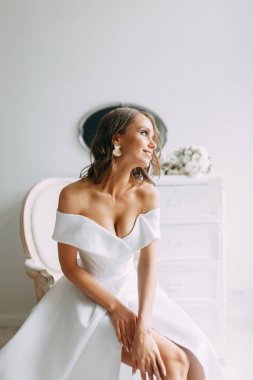 Bir kavram evlilik, çağdaş Avrupa gelin. Buket çiçek, iç Studio ücretleri. Minimalist bir düğün, beyaz renk için fikirler