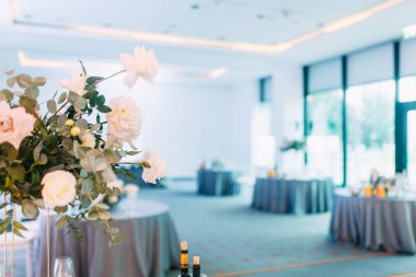 Şık düğün dekor ve dekorasyon salonu. Gelin buketi ve elbise, Avrupa bölümü. minimalizm ve basitlik dekor