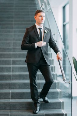 Şık minimalizm damat görüntü. Siyah renk ve Avrupa düğün. Preparatları damadın otel