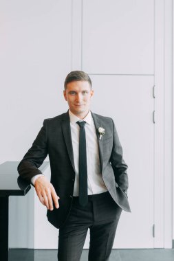 Şık minimalizm damat görüntü. Siyah renk ve Avrupa düğün. Preparatları damadın otel