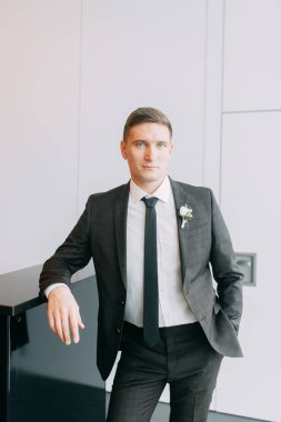 Şık minimalizm damat görüntü. Siyah renk ve Avrupa düğün. Preparatları damadın otel