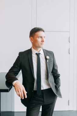 Şık minimalizm damat görüntü. Siyah renk ve Avrupa düğün. Preparatları damadın otel