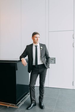 Şık minimalizm damat görüntü. Siyah renk ve Avrupa düğün. Preparatları damadın otel