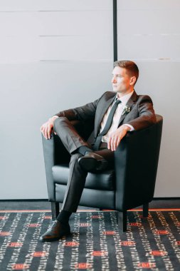 Şık minimalizm damat görüntü. Siyah renk ve Avrupa düğün. Preparatları damadın otel