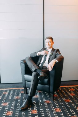 Şık minimalizm damat görüntü. Siyah renk ve Avrupa düğün. Preparatları damadın otel