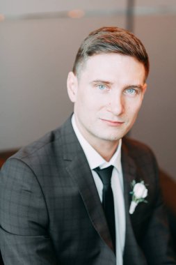 Şık minimalizm damat görüntü. Siyah renk ve Avrupa düğün. Preparatları damadın otel