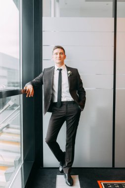 Şık minimalizm damat görüntü. Siyah renk ve Avrupa düğün. Preparatları damadın otel