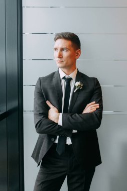 Şık minimalizm damat görüntü. Siyah renk ve Avrupa düğün. Preparatları damadın otel