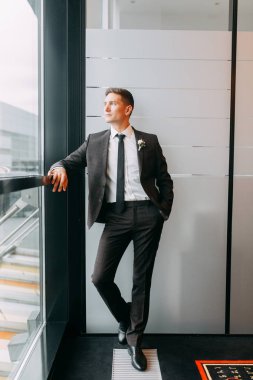 Şık minimalizm damat görüntü. Siyah renk ve Avrupa düğün. Preparatları damadın otel