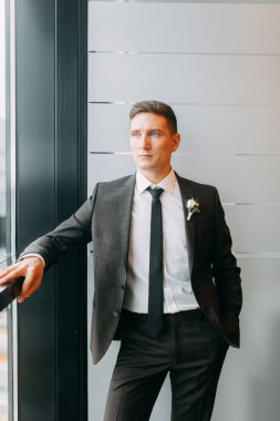 Şık minimalizm damat görüntü. Siyah renk ve Avrupa düğün. Preparatları damadın otel