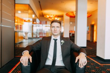 Şık minimalizm damat görüntü. Siyah renk ve Avrupa düğün. Preparatları damadın otel