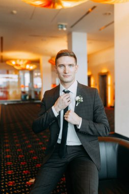 Şık minimalizm damat görüntü. Siyah renk ve Avrupa düğün. Preparatları damadın otel