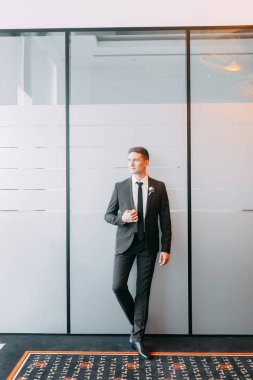 Şık minimalizm damat görüntü. Siyah renk ve Avrupa düğün. Preparatları damadın otel