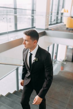 Şık minimalizm damat görüntü. Siyah renk ve Avrupa düğün. Preparatları damadın otel