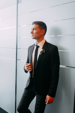 Şık minimalizm damat görüntü. Siyah renk ve Avrupa düğün. Preparatları damadın otel