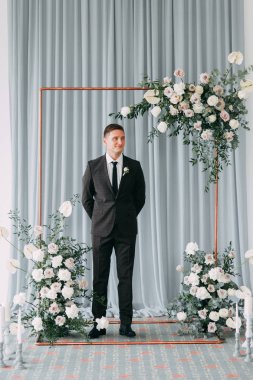 Şık Avrupa düğün töreni. Gelin ve damat konuklar tarafından çevrili. Arch ve taze çiçek dekorasyonu.