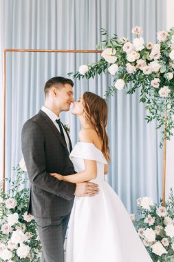 Şık Avrupa düğün töreni. Gelin ve damat konuklar tarafından çevrili. Arch ve taze çiçek dekorasyonu.