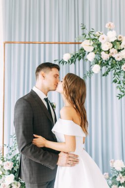 Şık Avrupa düğün töreni. Gelin ve damat konuklar tarafından çevrili. Arch ve taze çiçek dekorasyonu.