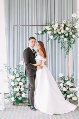 Şık Avrupa düğün töreni. Gelin ve damat konuklar tarafından çevrili. Arch ve taze çiçek dekorasyonu.