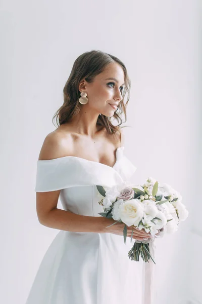 Matrimonio Concettuale Sposa Europea Contemporanea Bouquet Fiori Tasse Negli Interni — Foto Stock