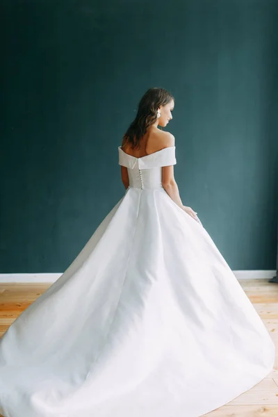 コンセプト結婚式 現代的なヨーロッパの花嫁 インテリア スタジオの料金 ホワイト色のシンプルな結婚式のためのアイデア — ストック写真