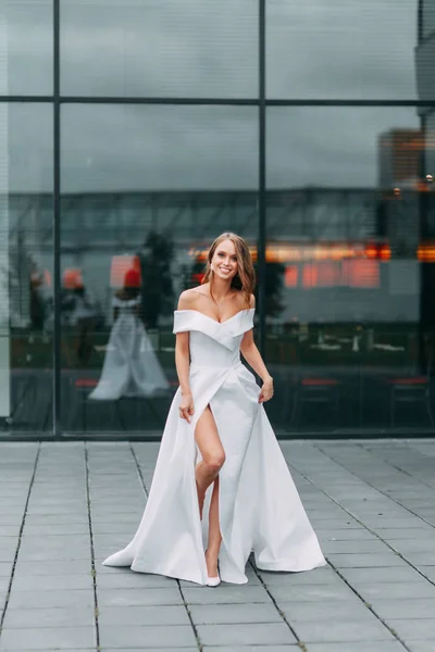 Sposa Moderna Elegante Abito Europeo Servizio Fotografico Sulla Strada Vicino — Foto Stock