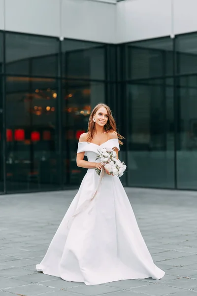 Moderna Noiva Elegante Vestido Europeu Foto Rua Perto Hotel Buquê — Fotografia de Stock