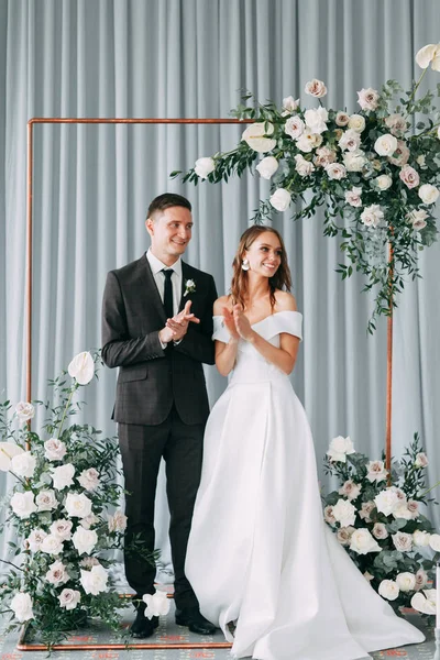Стильная Европейская Свадебная Церемония Жених Невеста Окружены Гостями Арка Декор — стоковое фото