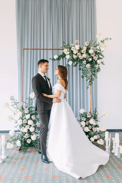 Cerimônia Casamento Europeu Elegante Noiva Noivo Estão Rodeados Convidados Arco — Fotografia de Stock