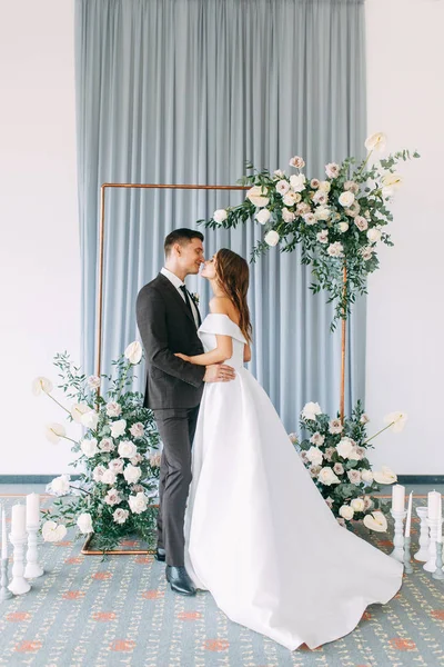 Elegáns Európai Esküvő Vendégek Menyasszony Vőlegény Körül Arch Friss Virág — Stock Fotó