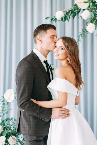 Cerimônia Casamento Europeu Elegante Noiva Noivo Estão Rodeados Convidados Arco — Fotografia de Stock