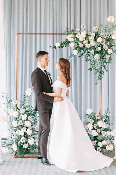 Cerimônia Casamento Europeu Elegante Noiva Noivo Estão Rodeados Convidados Arco — Fotografia de Stock