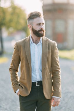 Yakın arkadaş, düğün evinde gün batımında. Amerikan tarzı ve mutlu yüzler. Gelin, Festival tablo ve mutlu damat dostları. Düğün resepsiyonu fikirler