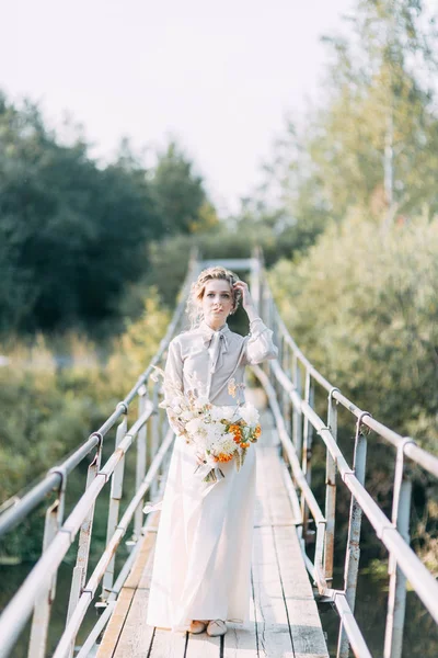 Mooie Bruid Voor Bruiloft Boog Met Bloemen Decor Boeket Handen — Stockfoto