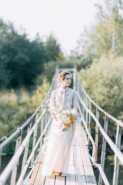 Mooie Bruid Voor Bruiloft Boog Met Bloemen Decor Boeket Handen — Stockfoto